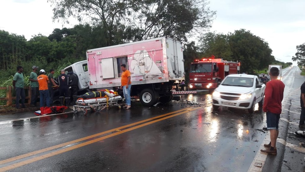Caminhão cai em córrego após batida e motorista fica 'ilhado' até ser resgatado — Foto: Reprodução/Redes Sociais