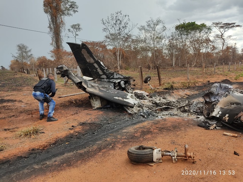 Segundo a Polícia Civil, a aeronave, de bandeira boliviana, bateu em um poste e pegou fogo — Foto: Polícia Civil de Mato Grosso