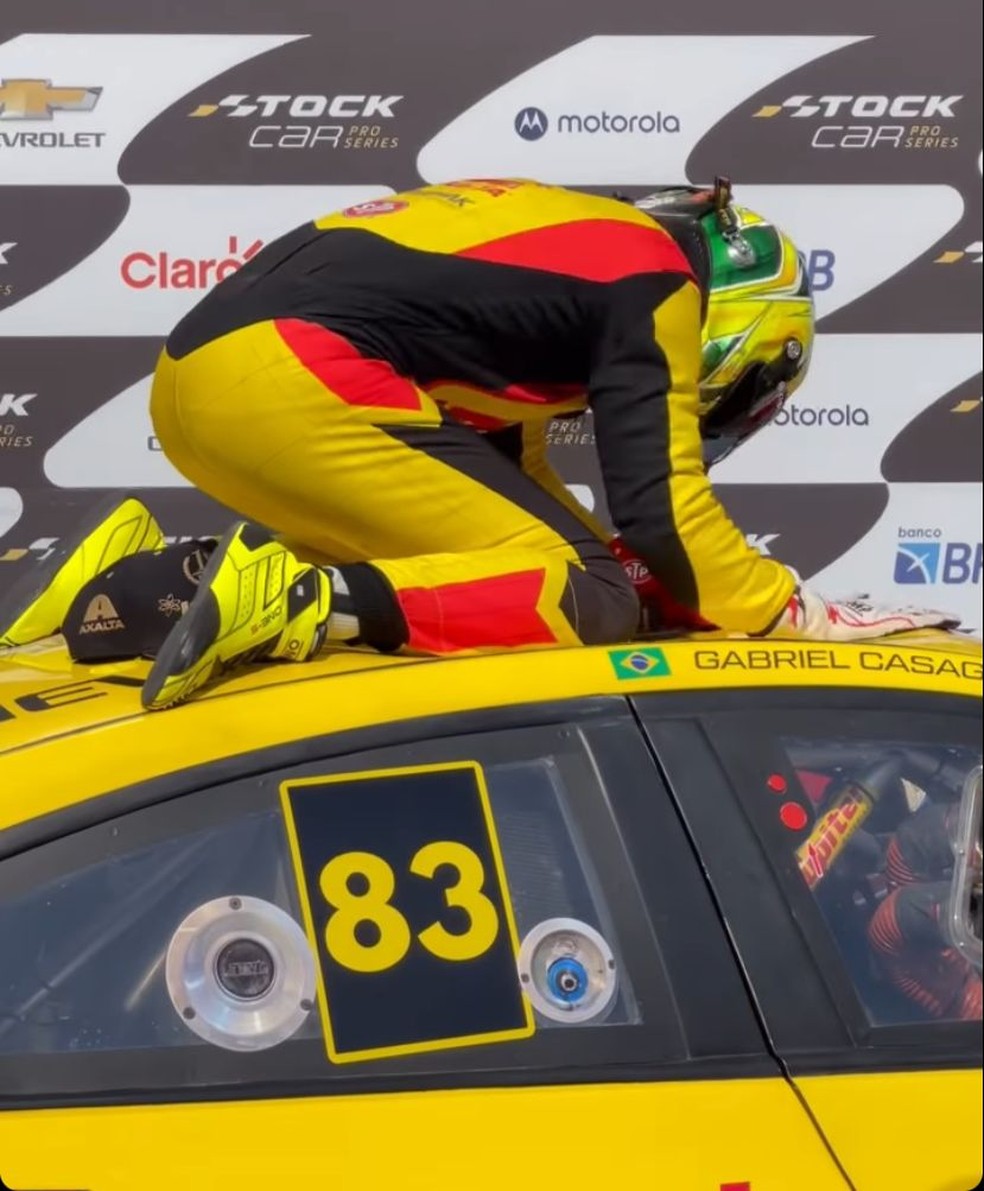 Gabriel Casagrande festeja em cima do carro após título da Stock — Foto: Reprodução