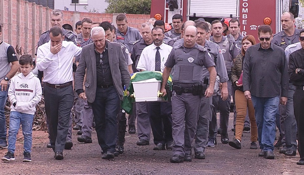 Policiais e familiares enterram corpo de policial militar morto em São Manuel — Foto: Reprodução/TV TEM