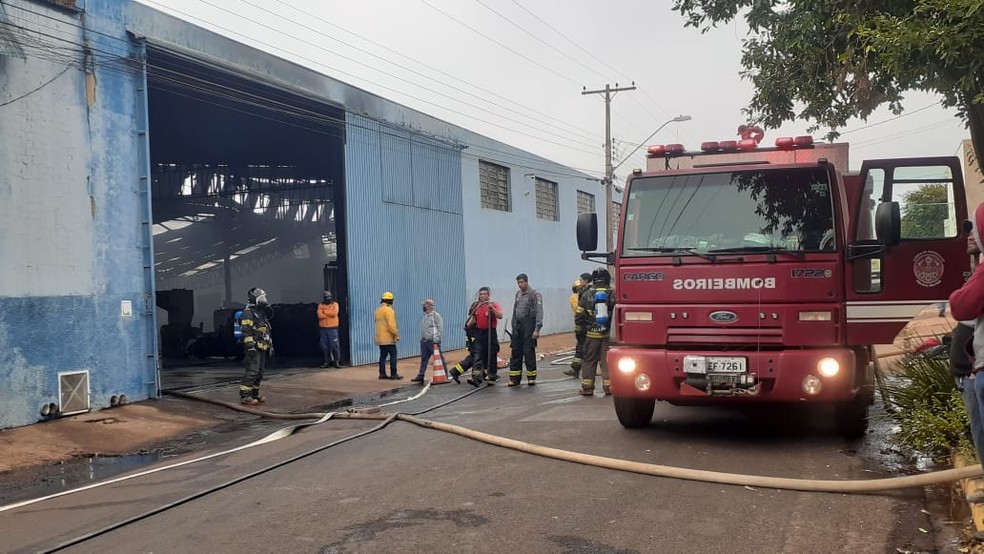 Bombeiros conseguiram controlar incêndio no barracão de fábrica em Pederneiras (SP) — Foto: Marco Previdello/ TV TEM