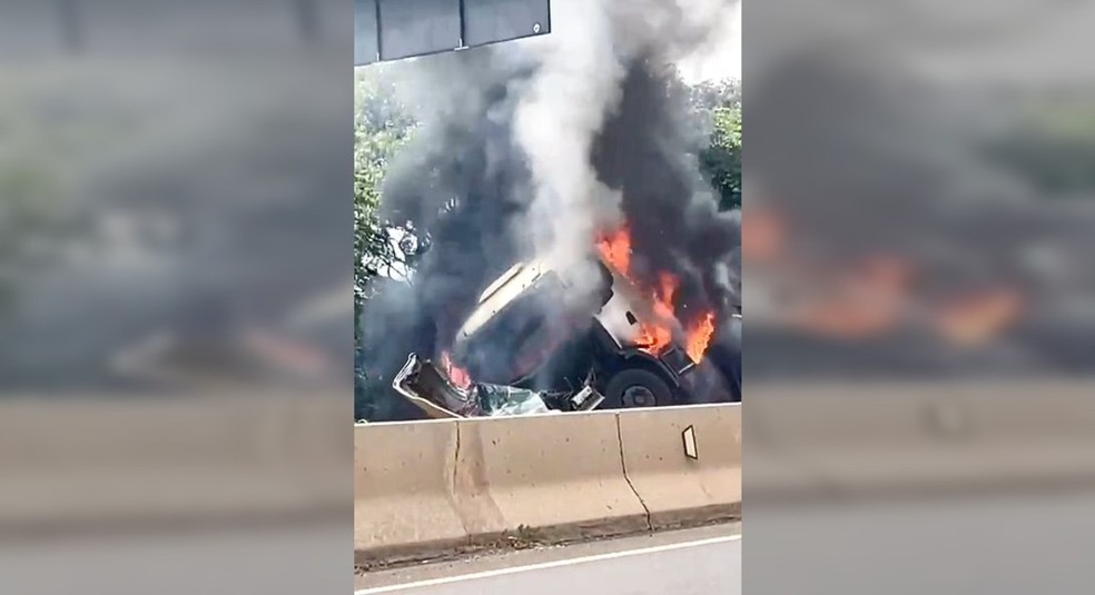 Caminhão pega fogo após perder roda dianteira e bater contra mureta em rodovia de Ourinhos — Foto: João Vinícius Bueno/ Divulgação