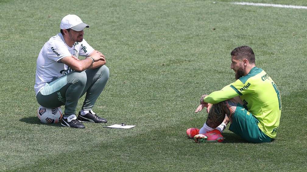 Abel Ferreira em conversa com Zé Rafael no treino do Palmeiras — Foto: Cesar Greco\Palmeiras