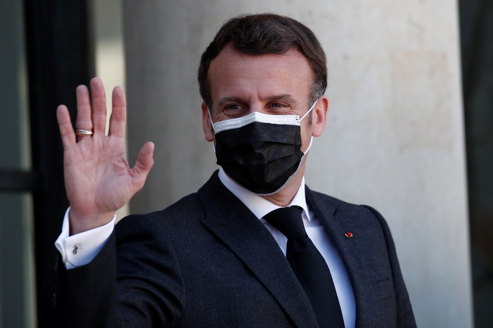 Presidente da França, Emmanuel Macron, acena no Palácio do Eliseu na quarta-feira (30) — Foto: Benoît Tessier/Reuters