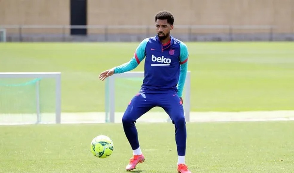 Matheus Fernandes durante treino do Barcelona — Foto: divulgação / FC BARCELONA