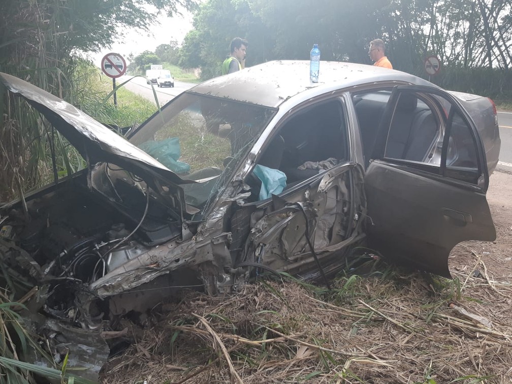 Carro ficou destruído após acidente na Rodovia Hermínio Petrin, em Piracicaba — Foto: Edijan Del Santo/EPTV