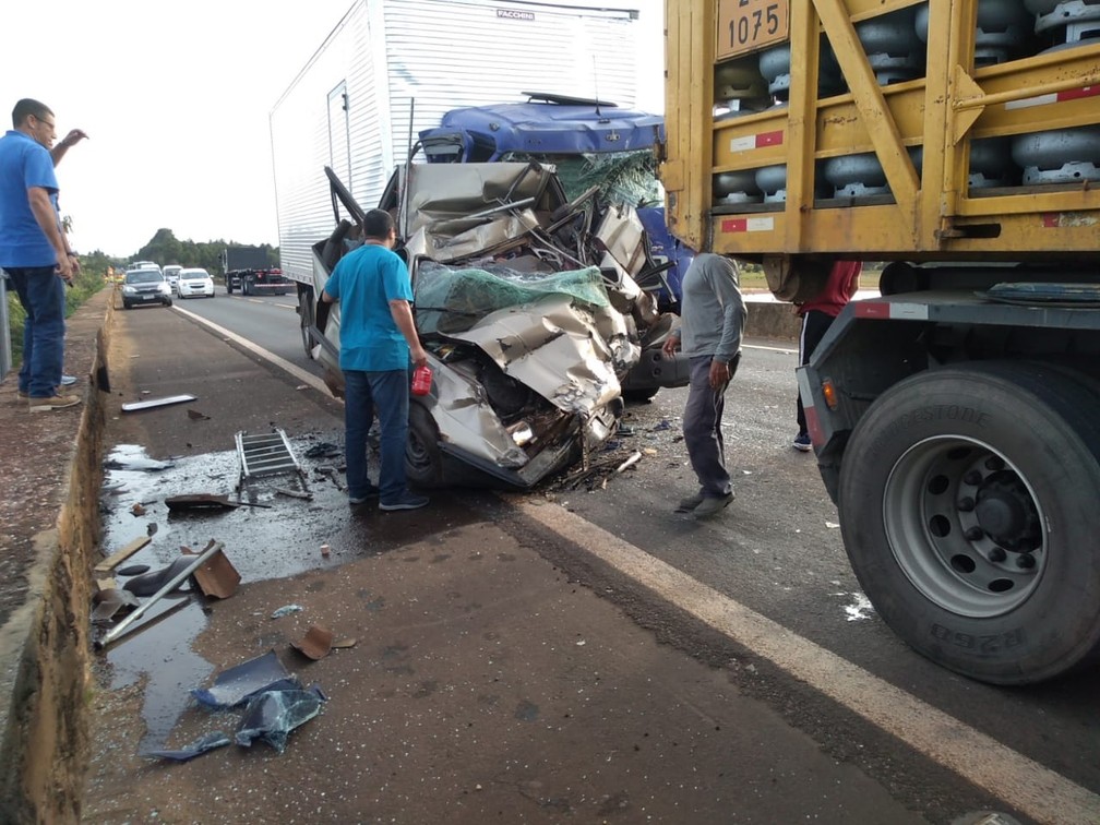 Carro ficou destruído após colisão com caminhões em Avaré (SP) — Foto: Arquivo Pessoal
