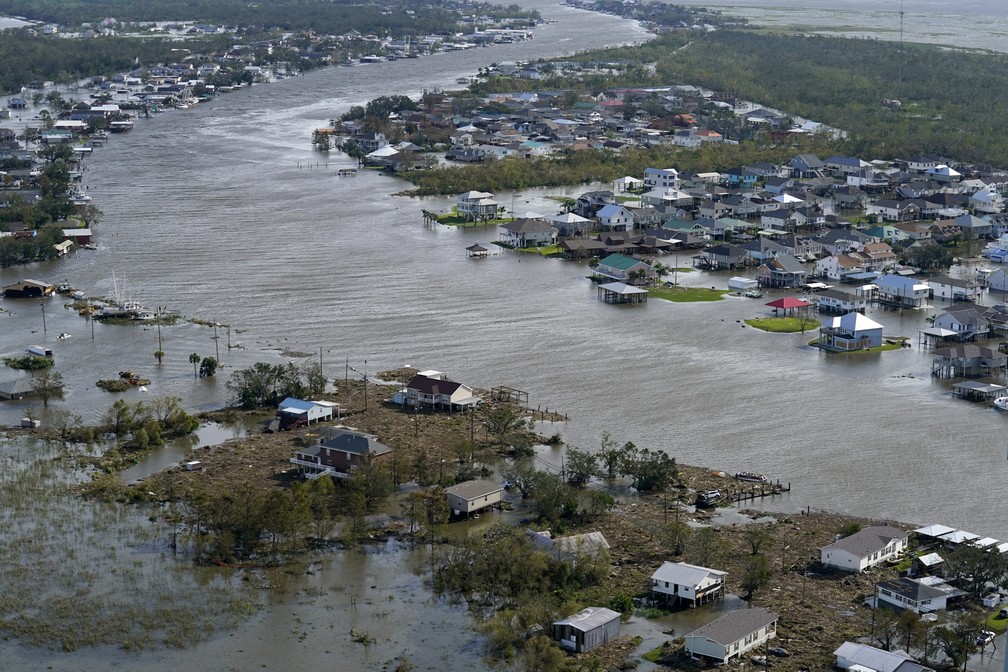 Casas inundadas após a passagem do furacão Ida em Lafitte, no estado de Louisiana, em  30 de agosto de 2021 nos Estados Unidos — Foto: David J. Phillip/AP