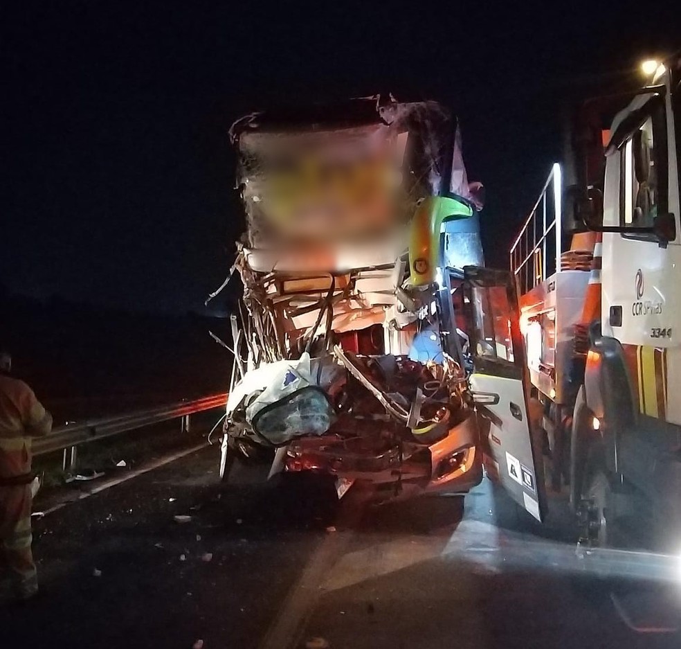 22 pessoas ficaram feridas após acidente em Boituva — Foto: Polícia Rodoviária/Divulgação