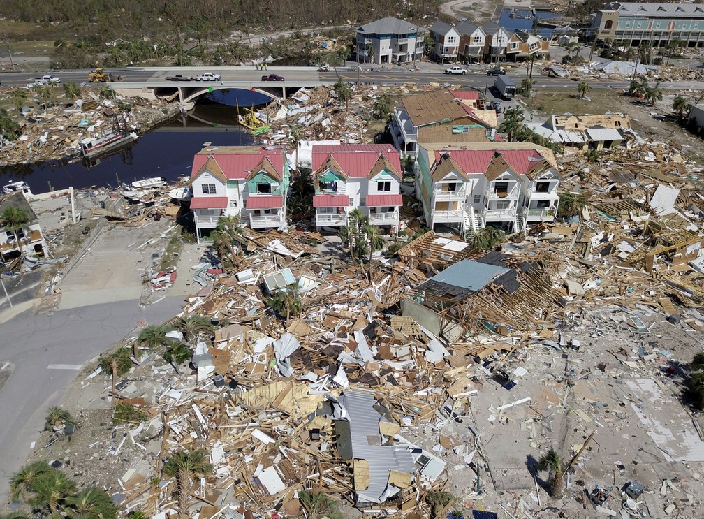 Imagem aérea mostra destruíção em Mexico Beach, na Flórida, após passagem do furacão Michael — Foto: Reuters/Dronebase 