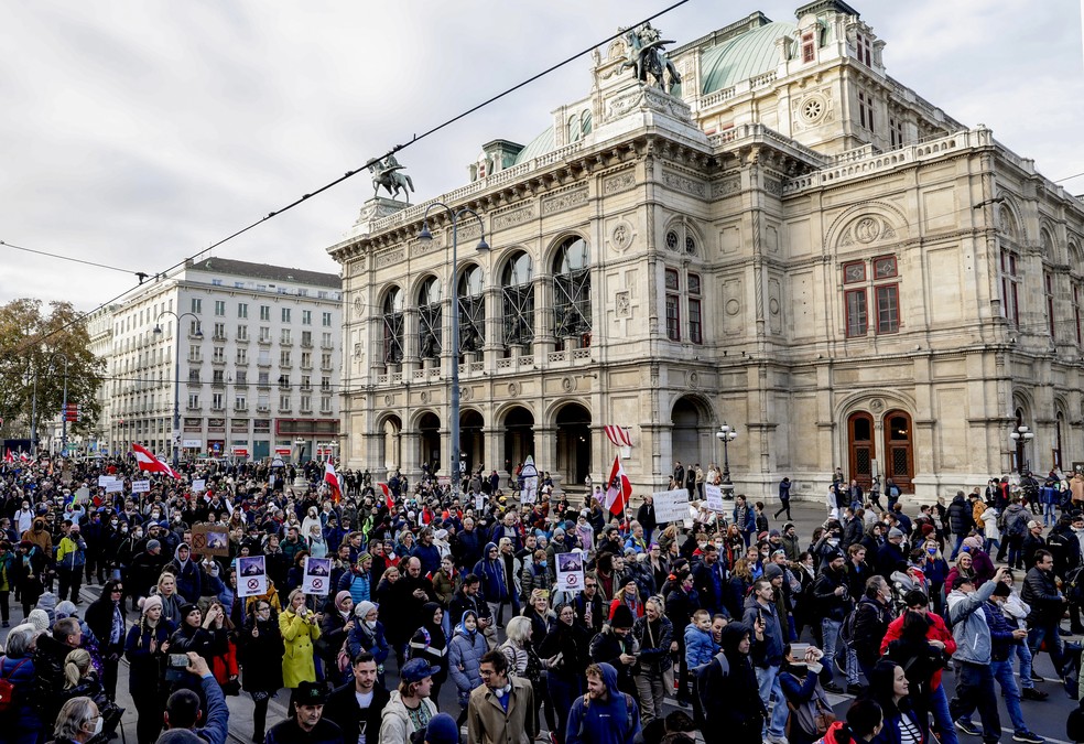 Manifestantes protestam nas ruas de Viena, na Áustria, contra novas medidas de restrição e obrigatoriedade da vacina — Foto: Lisa Leutne/AP