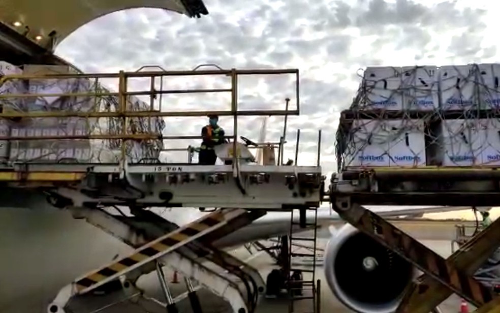 Avião chega ao Brasil por Viracopos com mais 1.053.000 vacinas da Pfizer contra a Covid-19 — Foto: UPS/ALF TV VCP 