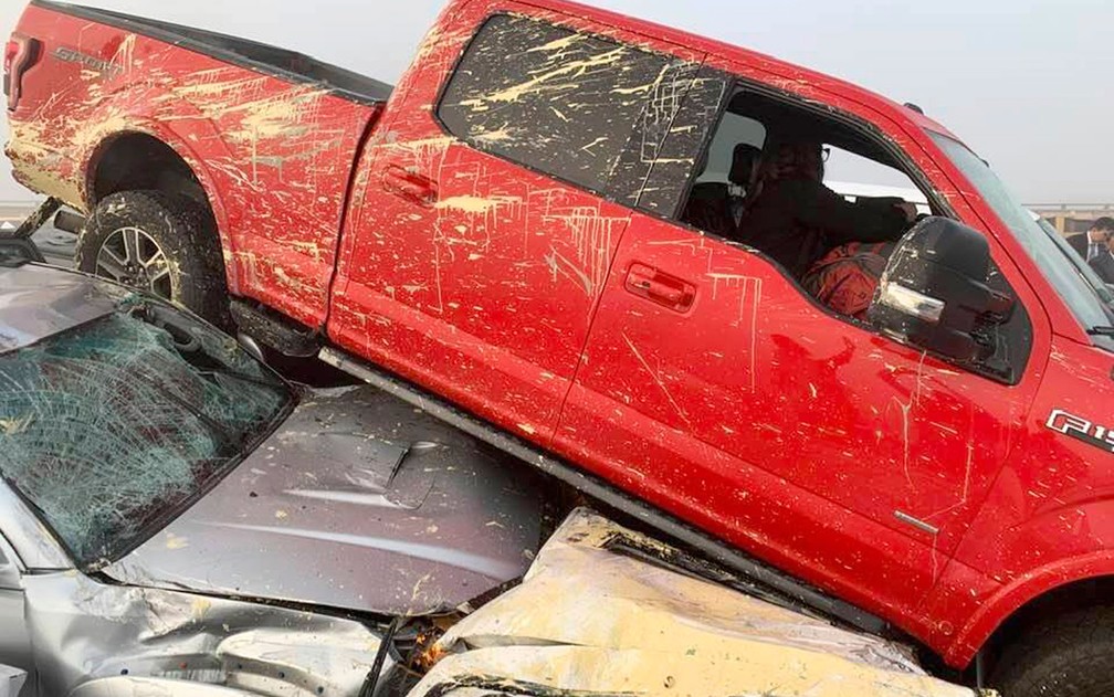 Carros empilhados são vistos em local de acidente na Interstate 64, no condado de York, em Virginia, nos EUA, no domingo (22) — Foto: Ivan Levy via AP