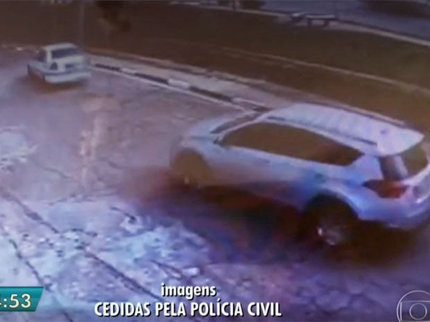 Imagens mostram carro branco de um dos sequestradores à frente do carro de Aparecida Palmeira (Foto: TV Globo/Reprodução)