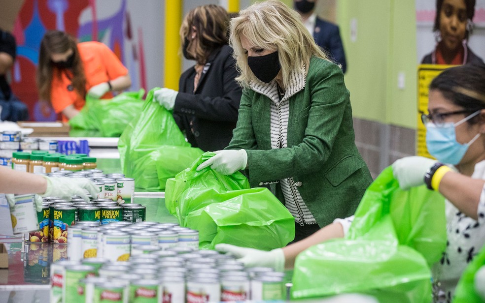 A primeira-dama dos EUA, Jill Biden, ajuda a embalar mantimentos ao lado de voluntários do Banco de Alimentos de Houston, no Texas, na sexta-feira (26) — Foto: Brett Coomer/Houston Chronicle via AP