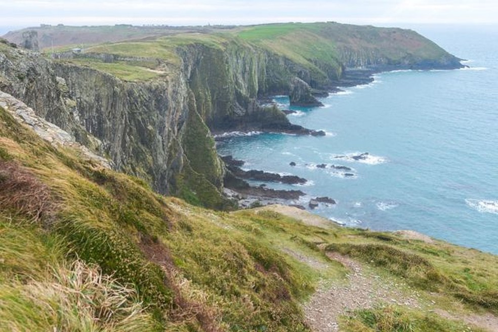 Costa escarpada do condado de Cork, na Irlanda, onde o navio encalhou — Foto: Getty Images/BBC