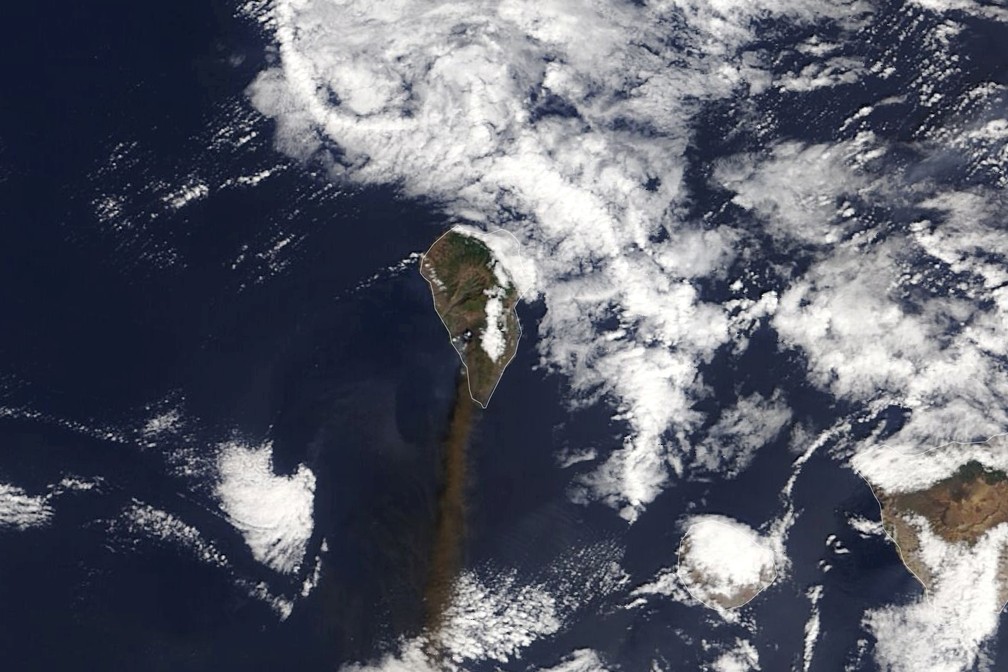 Imagem de satélite mostra nuvem de cinzas saindo do vulcão em La Palma, uma das ilhas Canárias, em 4 de outubro de 2021 na Espanha — Foto: Observatório da Terra da Nasa via Reuters