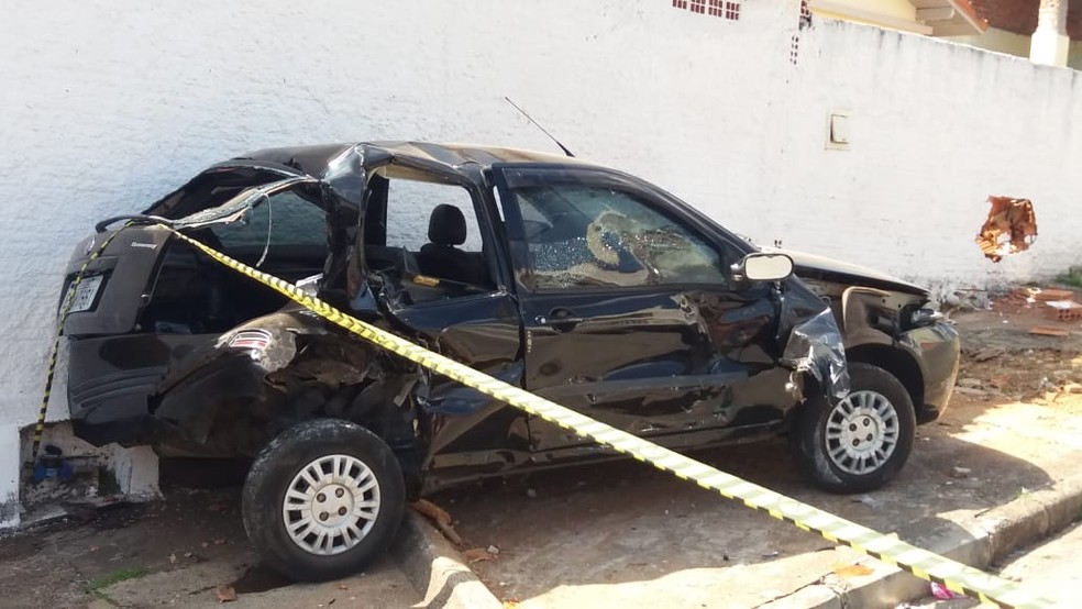 Caminhão 'desgovernado' bateu em carro, poste e muro em Itapetininga (SP) — Foto: Polícia Militar/Divulgação