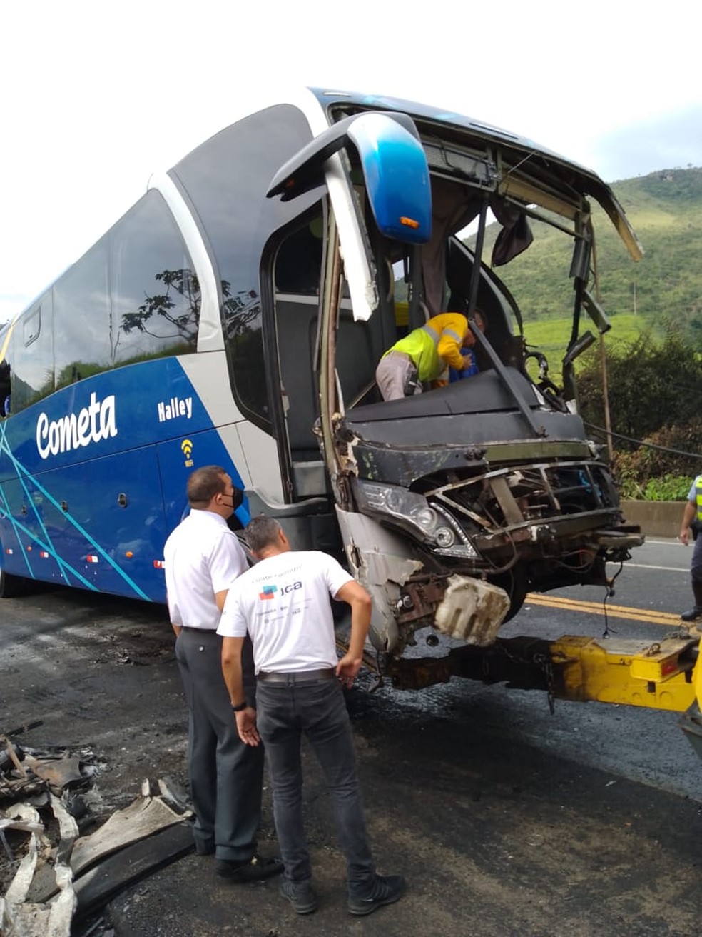 Ônibus da Viação Cometa teve a frente destruída ao bater em caminhão na rodovia que liga Águas da Prata a Poços de Caldas — Foto: Maurício Andrade/EPTV