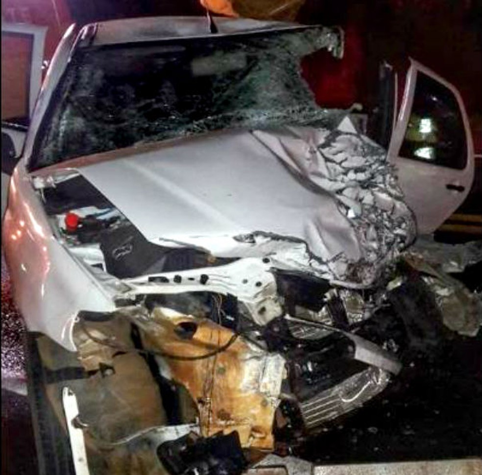 Mulher morre e outras três ficam feridas em batida entre carro e camionete — Foto: Nova TV/Divulgação