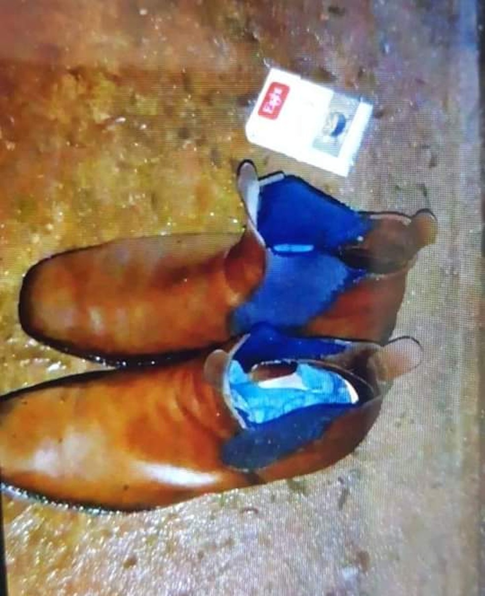 Botas usadas pelo idoso foram encontradas próximas ao rio em Bocaina  — Foto: Arquivo pessoal 