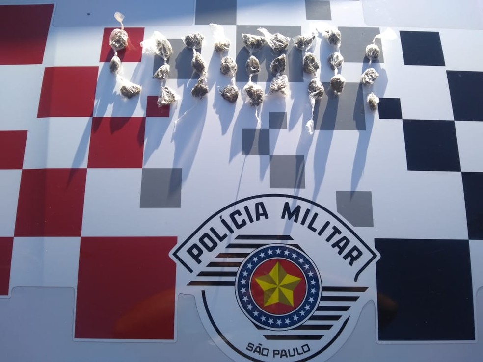 Homens estavam com porções de maconha em Ourinhos  — Foto: Polícia Militar / Divulgação 