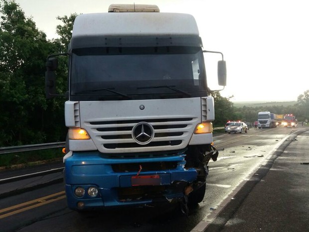 Caminhoneiro não se feriu (Foto: Polícia Rodoviária/Divulgação)