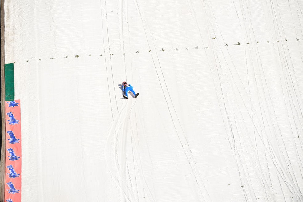 Norueguês ficou caído na pista antes de receber atendimento — Foto: Bjoern Reichert/NordicFocus/Getty Images