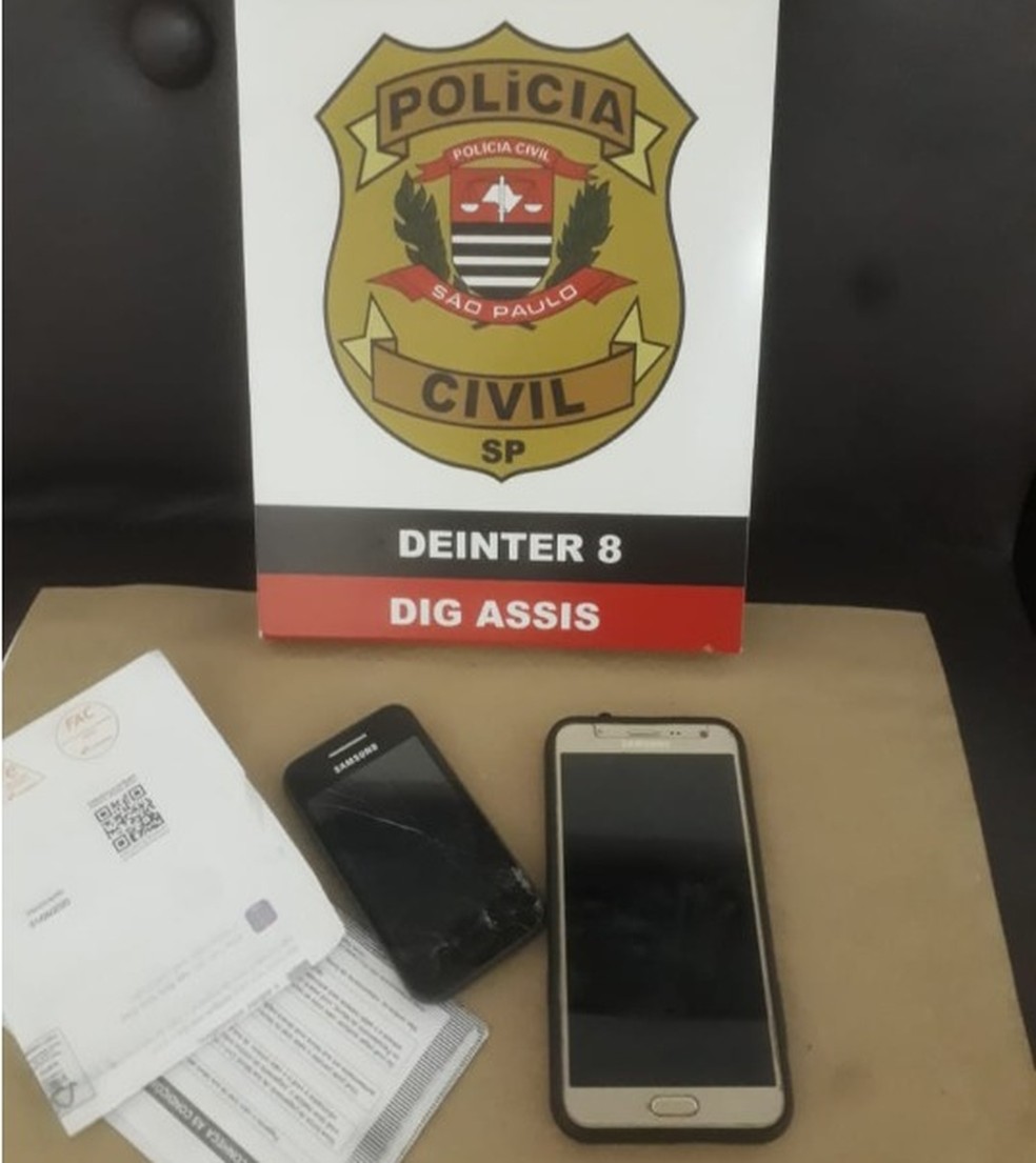 Durante os trabalhos de buscas foram apreendidos aparelhos de celulares e documentos do suspeito — Foto: Polícia Civil/Divulgação