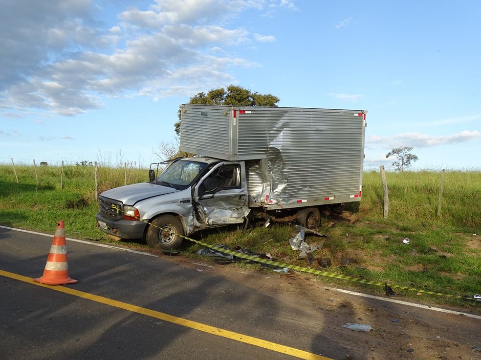 Carro bateu na lateral do caminhão baú em Riversul (SP) — Foto: ItapoNews/Divulgação