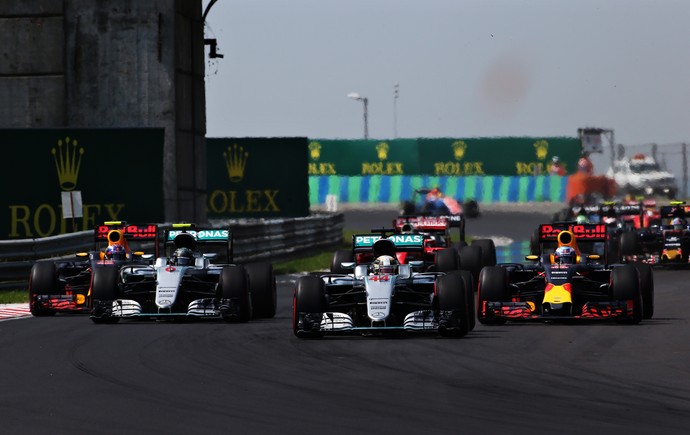 Lewis Hamilton ultrapassou Nico Rosberg logo na largada do GP da Hungria (Foto: Getty Images)