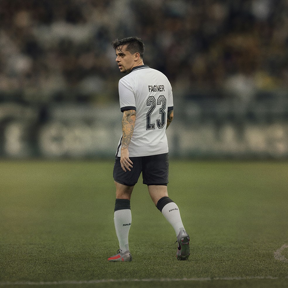Fagner com a nova camisa do Corinthians — Foto: Divulgação