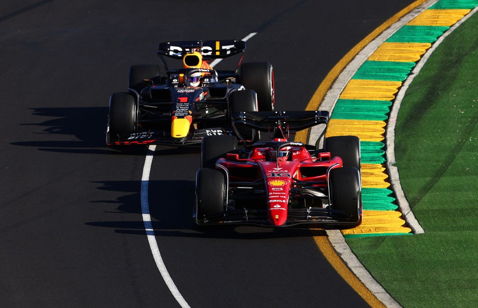 Charles Leclerc se defende de Max Verstappen no GP da Austrália