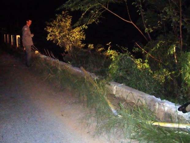 Carro caiu de ponte; marido se feriu e mulher morreu (Foto: Divulgação/ Blog do Sérgio Santos)