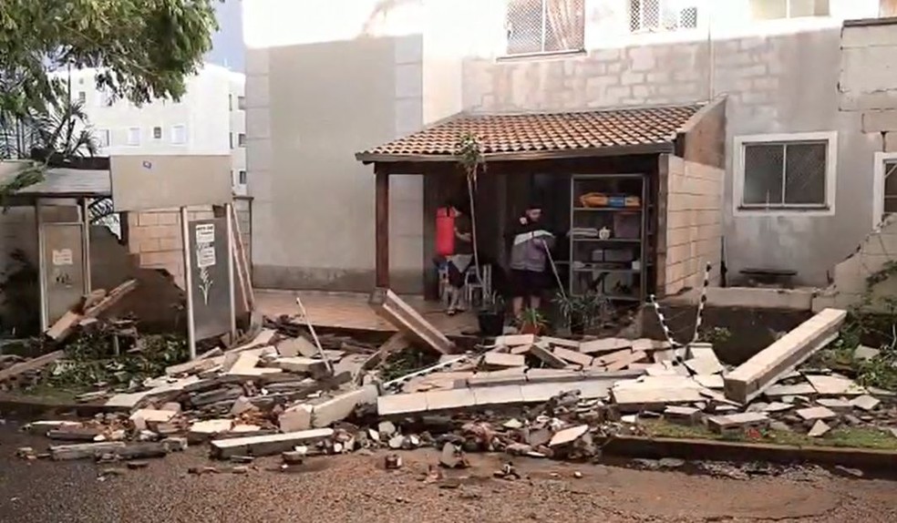 Parte do muro de um condomínio na Vila Pacífico não resistiu a desabou — Foto: Fernando Savioli/TV TEM