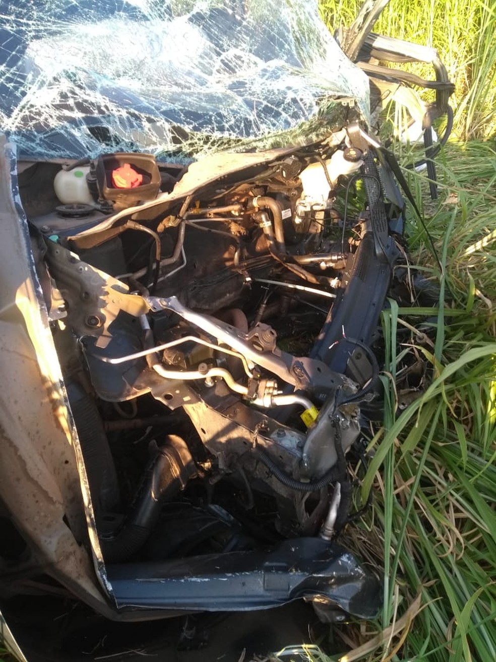 Acidente deixou carro danificado em Taquarituba (SP) — Foto: Corpo de Bombeiros/Divulgação