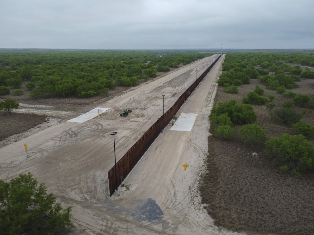 Muro na fronteira entre EUA e México, na cidade de Roma (Texas) — Foto: Ed Jones/AFP
