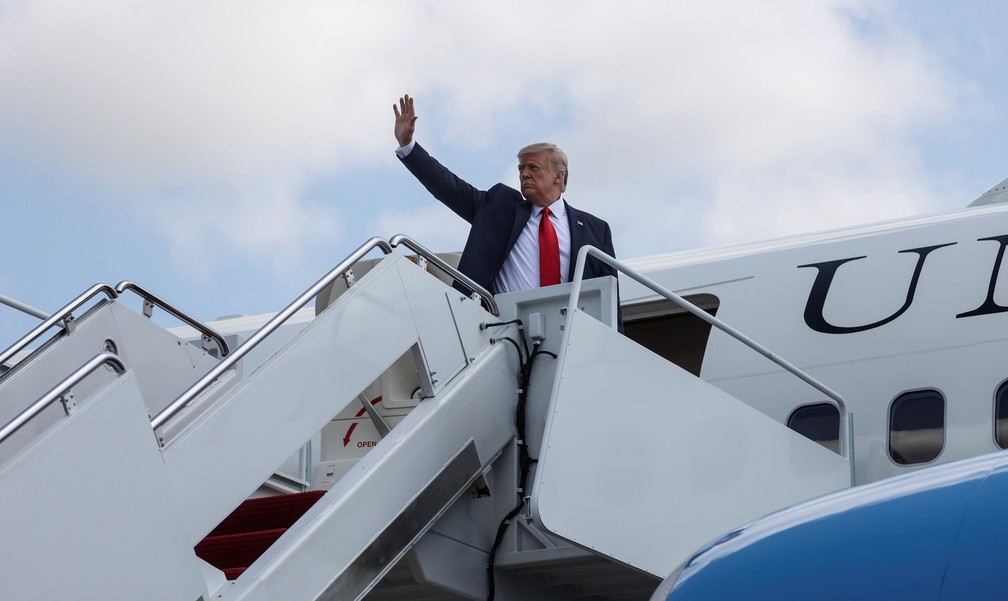 Donald Trump, presidente dos EUA, embarca para a Flórida nesta terça-feira (8) — Foto: Jonathan Ernst/Reuters