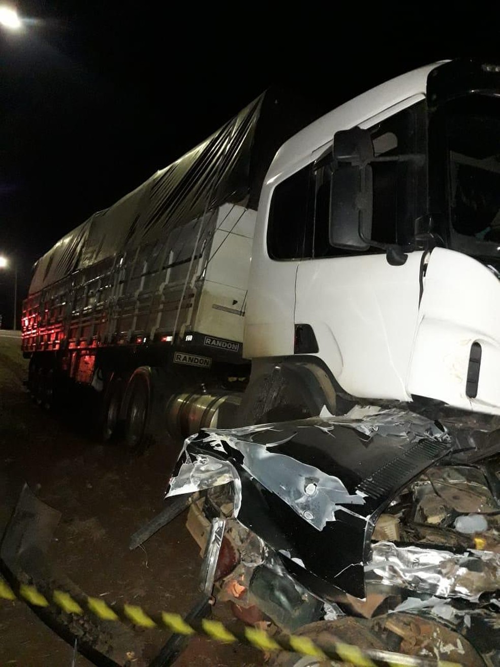 Carro envolvido no acidente com outras duas carretas ficou completamente destruído. — Foto: J. Serafim/Divulgação