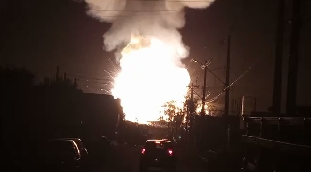 Moradores filmaram explosão de posto de combustíveis em Rio Claro — Foto: Arquivo Pessoal