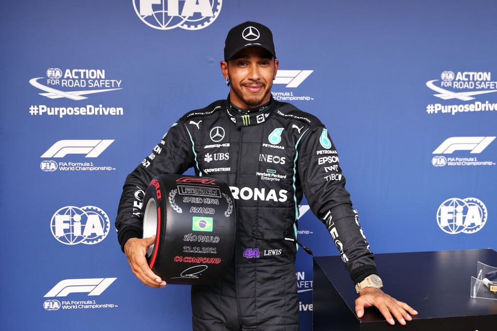 Lewis Hamilton recebe troféu por primeiro lugar na classificação do GP de São Paulo da F1 — Foto:  Lars Baron/Getty Images