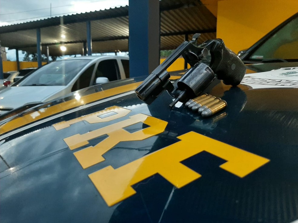 Durante a "fiscalização contra o crime" em Ourinhos (SP), os policiais prenderam ainda um homem com um revólver calibre 38  — Foto: Polícia Rodoviária Federal/ Divulgação