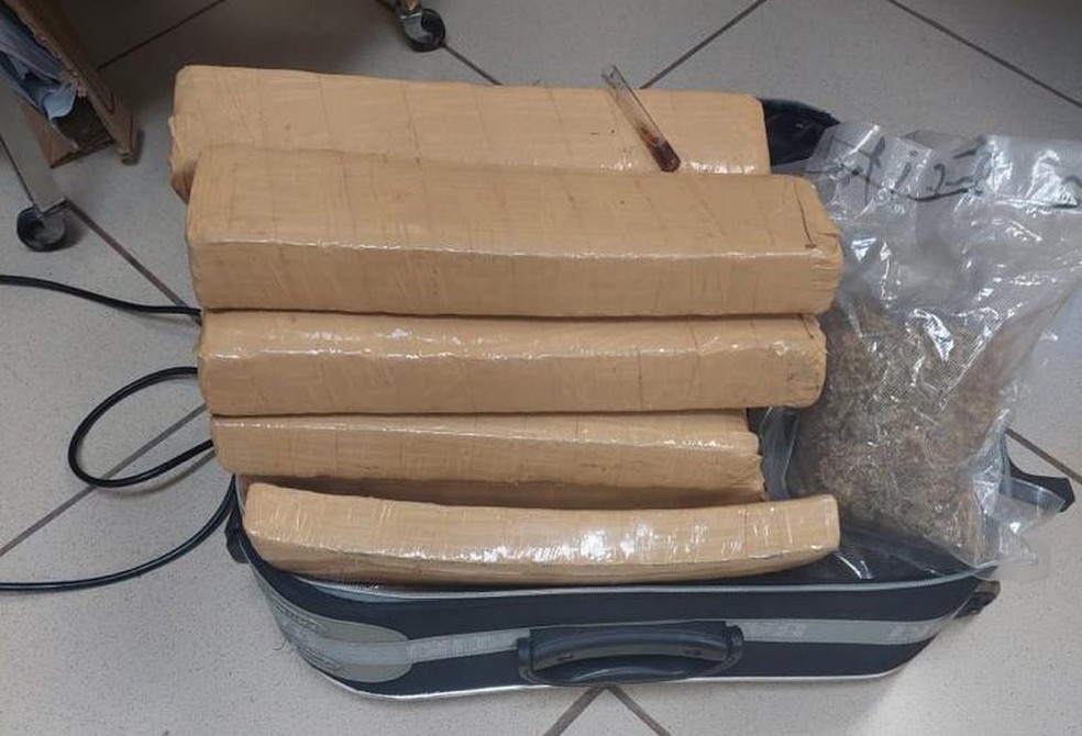 Trio é preso por tráfico internacional com drogas e arma em Bauru  — Foto: Polícia Federal/Divulgação