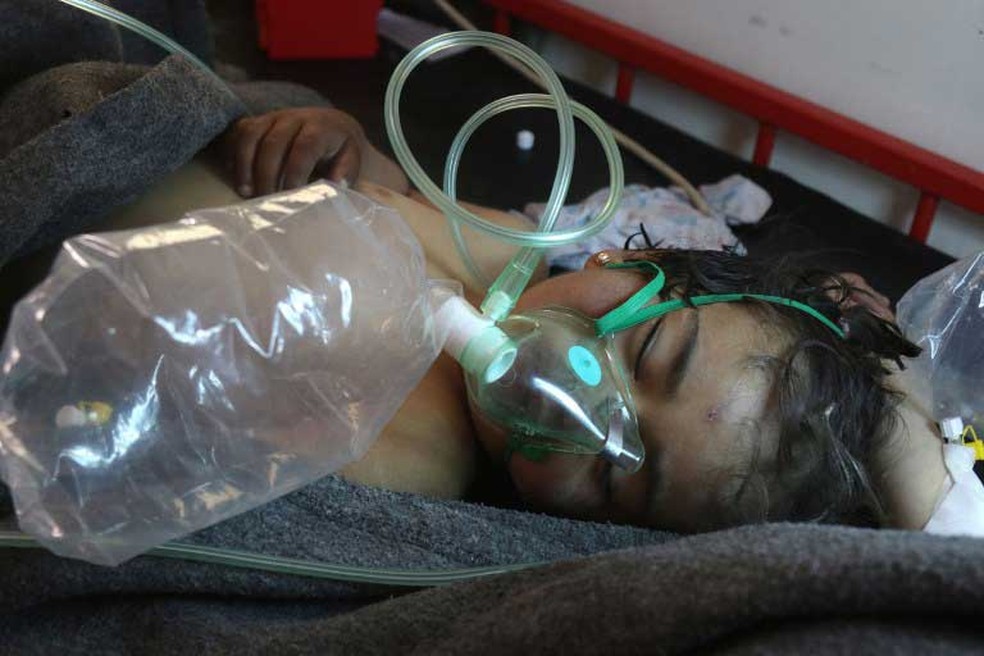 Criança síria recebe tratamento após suspeita de ataque com arma química em Khan Sheikhun, dominada por rebeldes na província de Idlib, no norte da Síria  (Foto: Mohamed al-Bakour / AF)