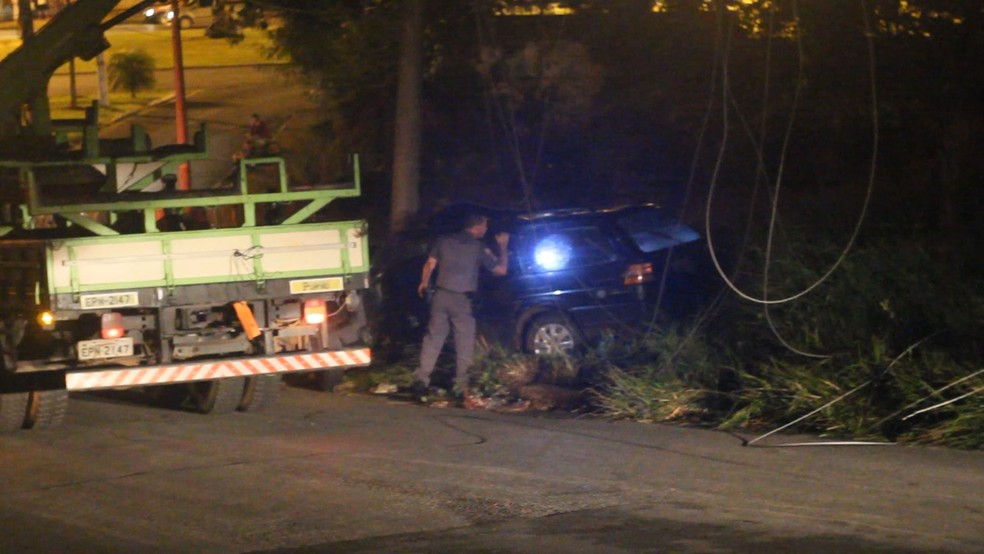 Motorista perdeu o controle do veículo e bateu carro em poste em Itapeva (SP) — Foto: Giro Itapeva/Divulgação