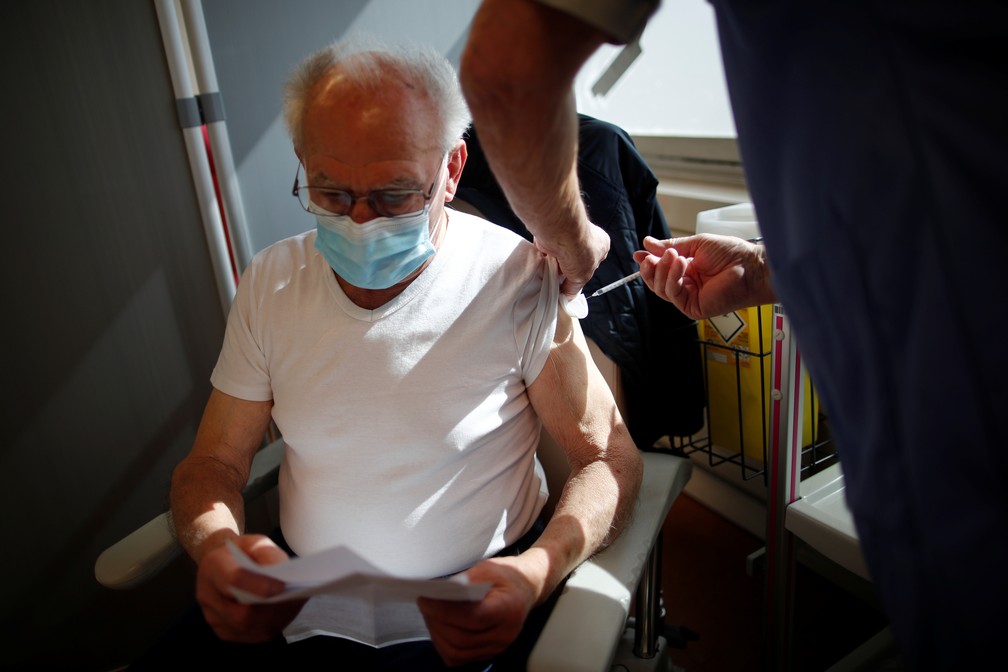 Idoso recebe vacina contra a Covid-19 em Melun, na França, em 26 de março — Foto: Benoît Tessier/Reuters
