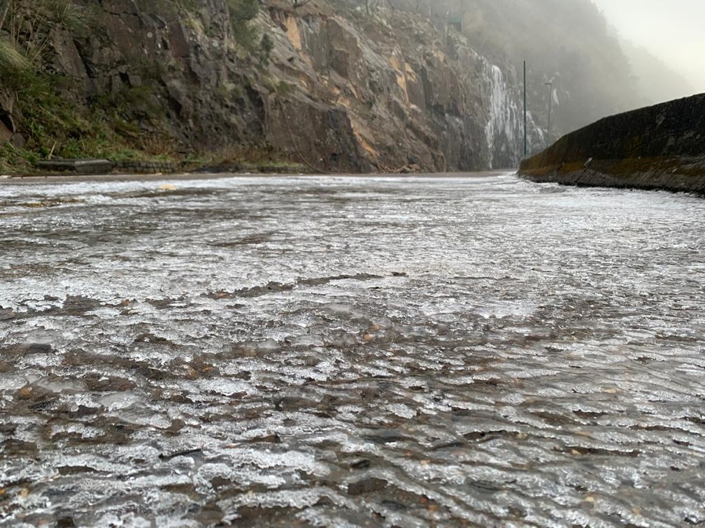 Pista na Serra do Rio do Rastro congelou em razão das baixas temperaturas — Foto: PMRv/Reprodução