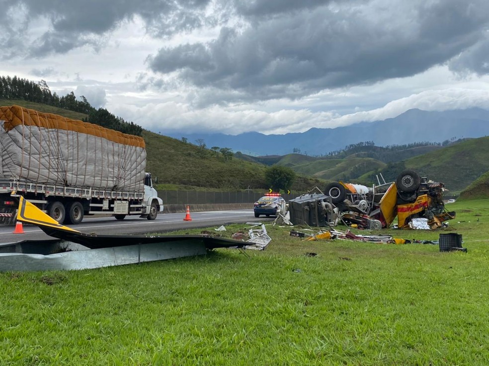Dois morrem em acidente com caminhão da Aeronáutica na via Dutra em Lavrinhas — Foto: Laurene Santos/ TV Vanguarda