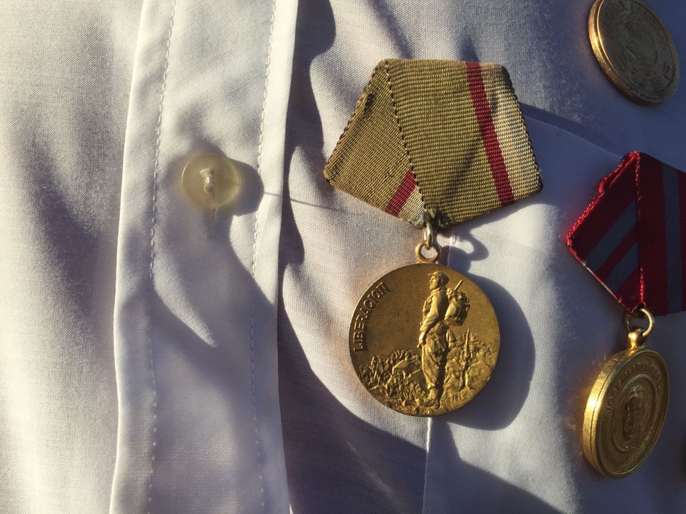 Detalhe da medalha de Wiliberto Gomes Cordoba (Foto: Letícia Macedo/G1)