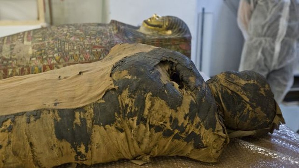Especialistas dizem que a mulher foi "cuidadosamente mumificada", o que sugere que ela tinha "posição social elevada" — Foto: Warsow Mummy Project/Via BBC 